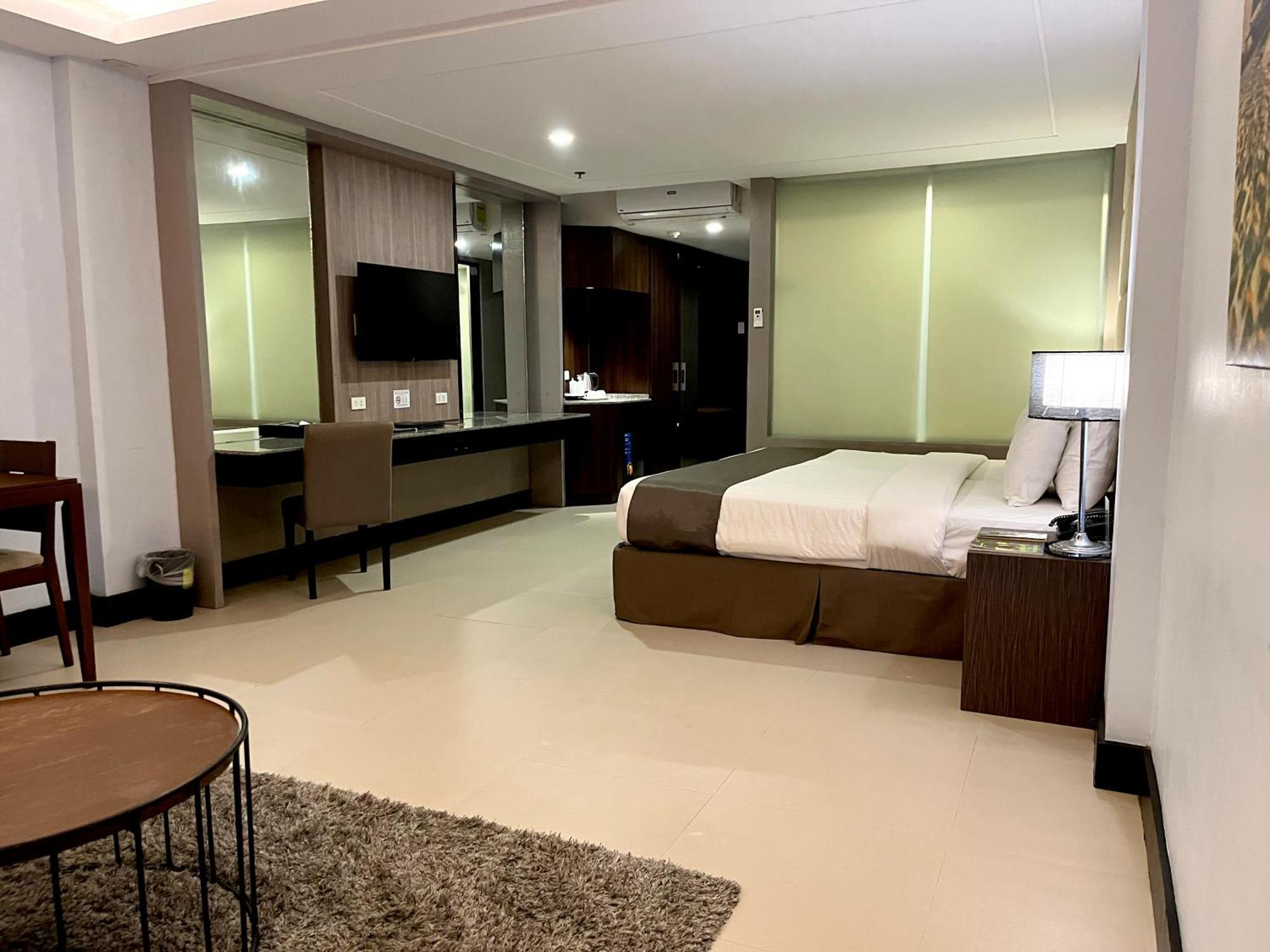 Hotel Del Rio Илоило Экстерьер фото