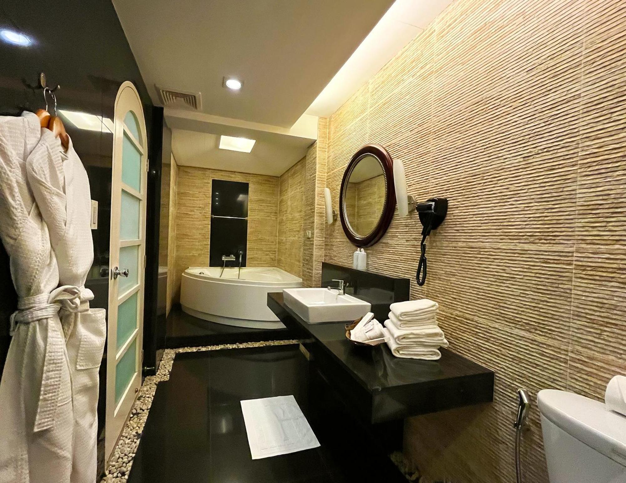 Hotel Del Rio Илоило Экстерьер фото