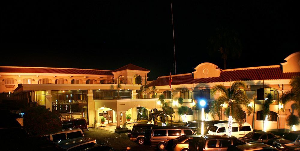Hotel Del Rio Илоило Экстерьер фото